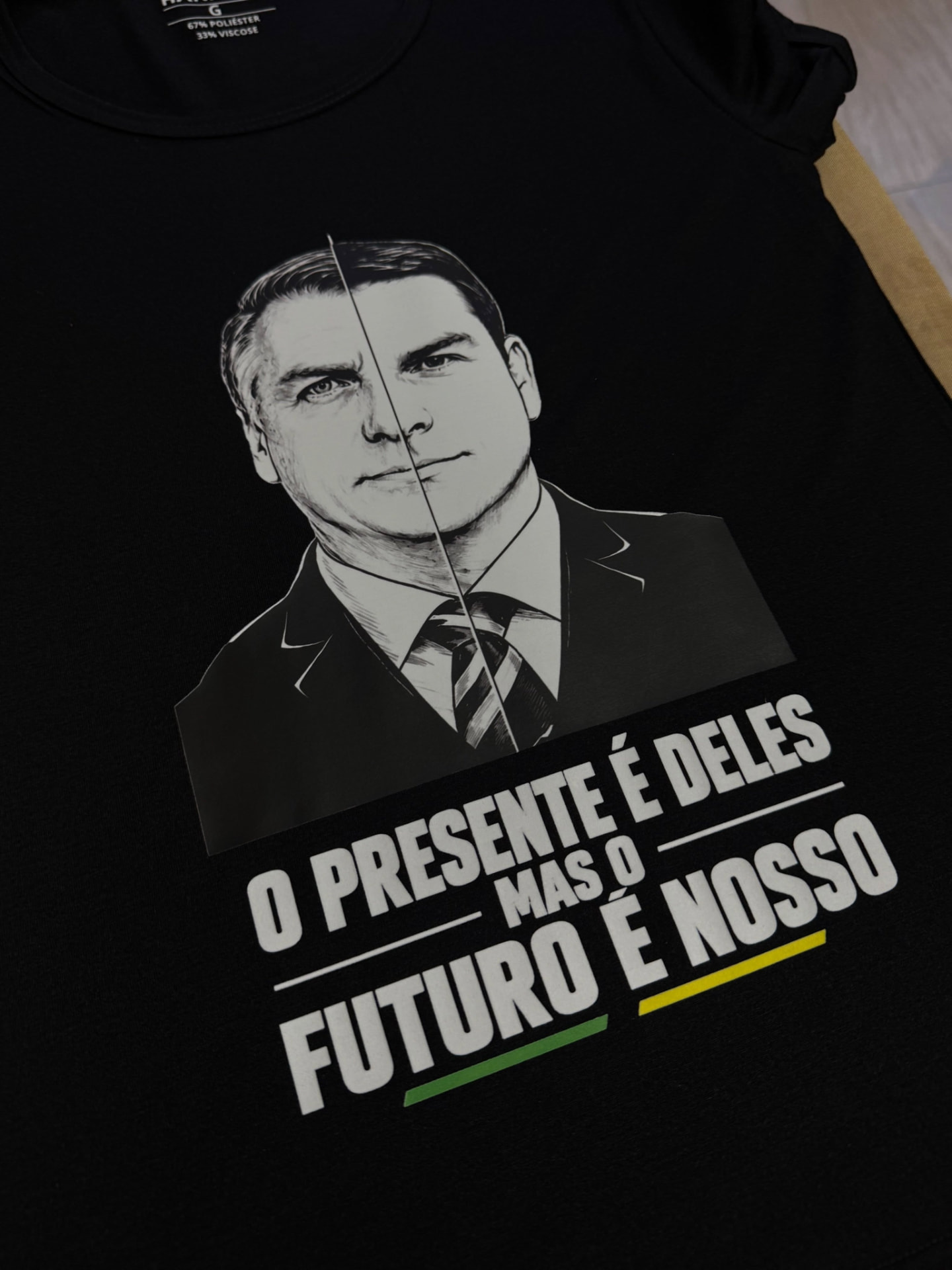 Camiseta preta com estampa gráfica detalhada