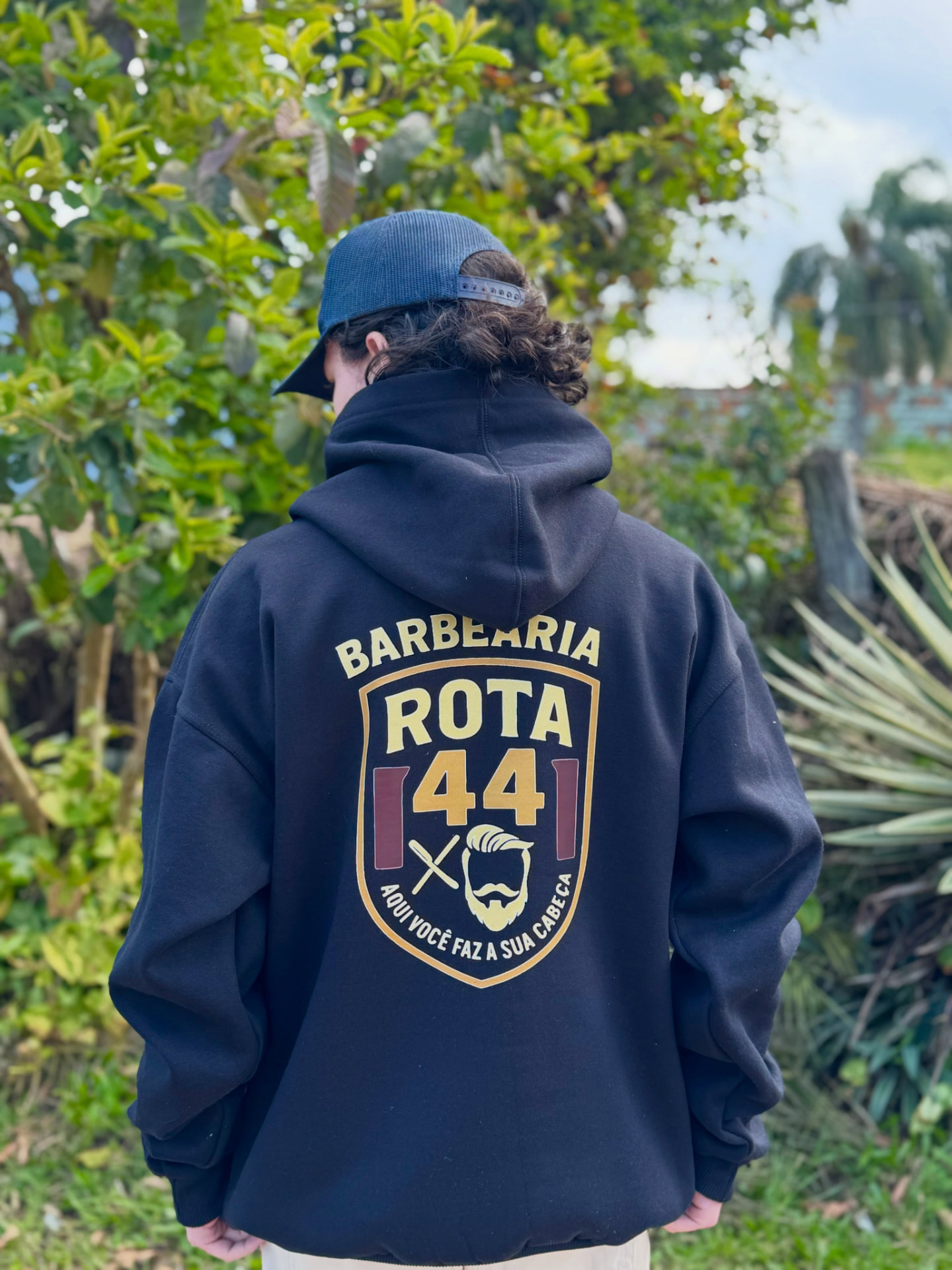 Moletom preto com estampa personalizada aplicada pela Hanngar